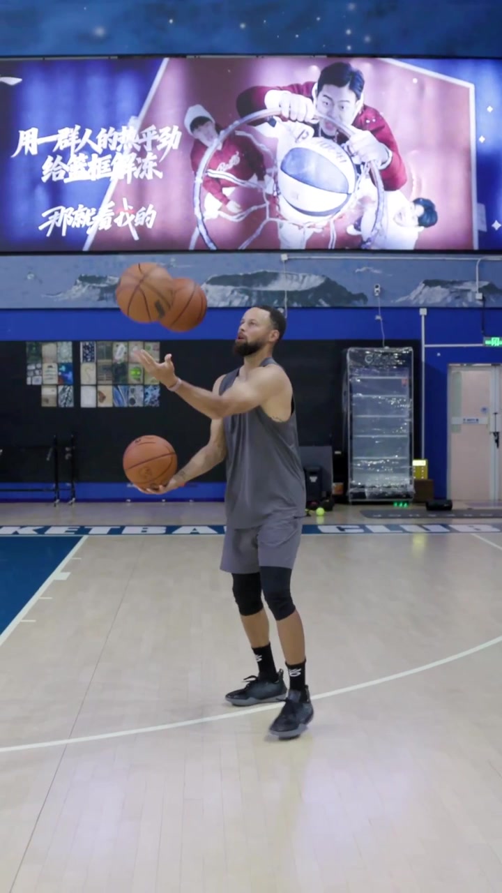 Steph Curry shows off his juggling skills