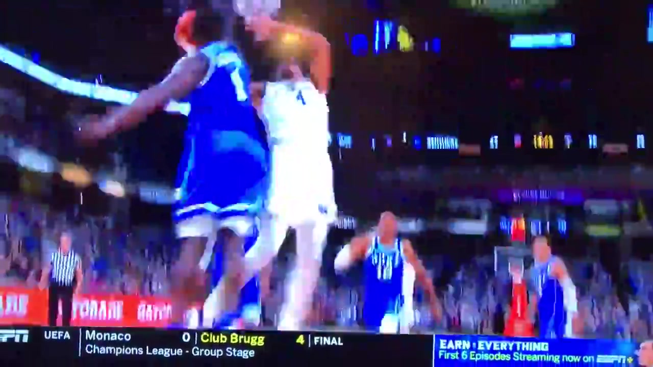 Zion Williamson CATCHES a block, then makes a beautiful pass in transition to RJ Barrett