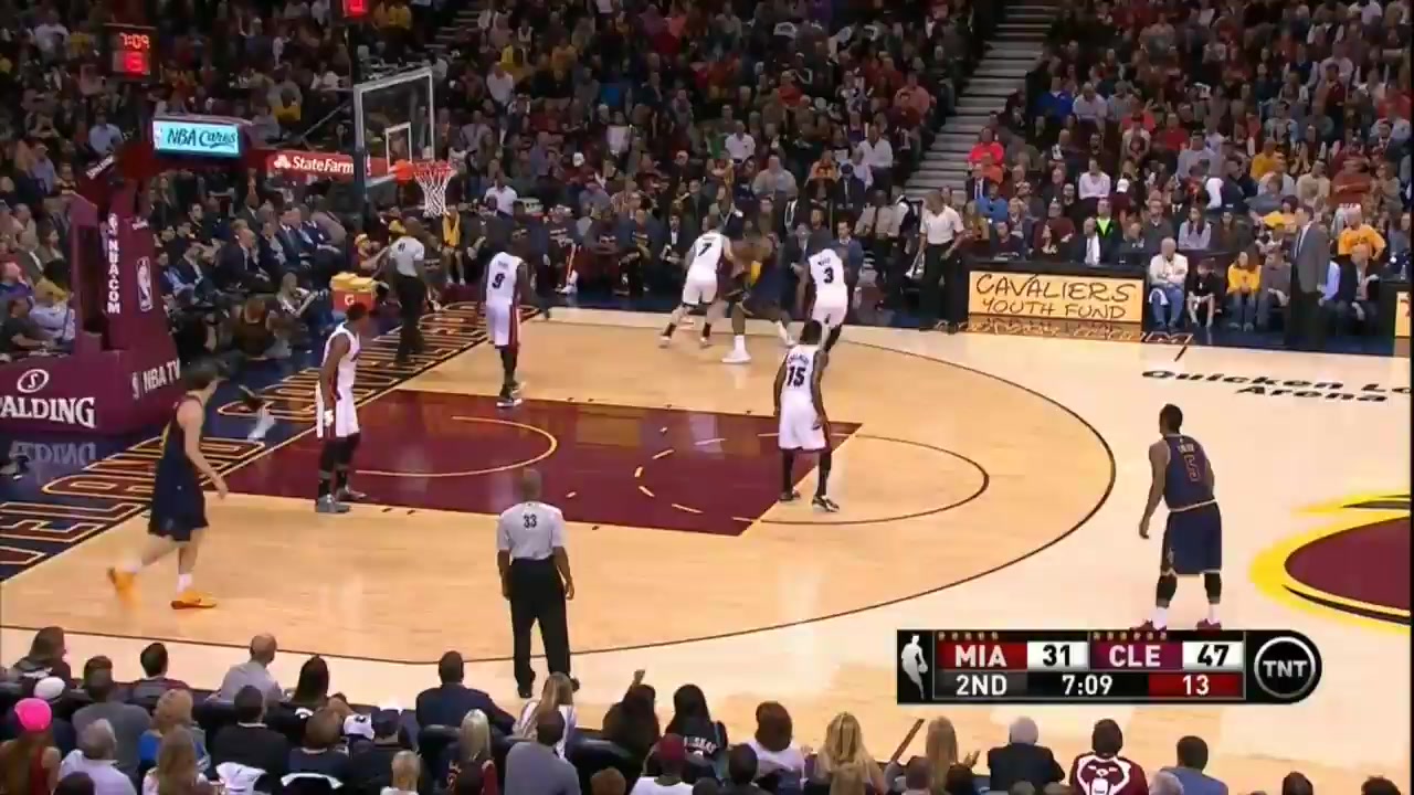 Kyrie fakes Chalmers and makes a beautiful floater with his off hand
