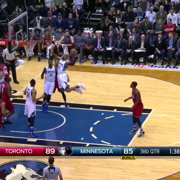 Adreian Payne drops the hammer