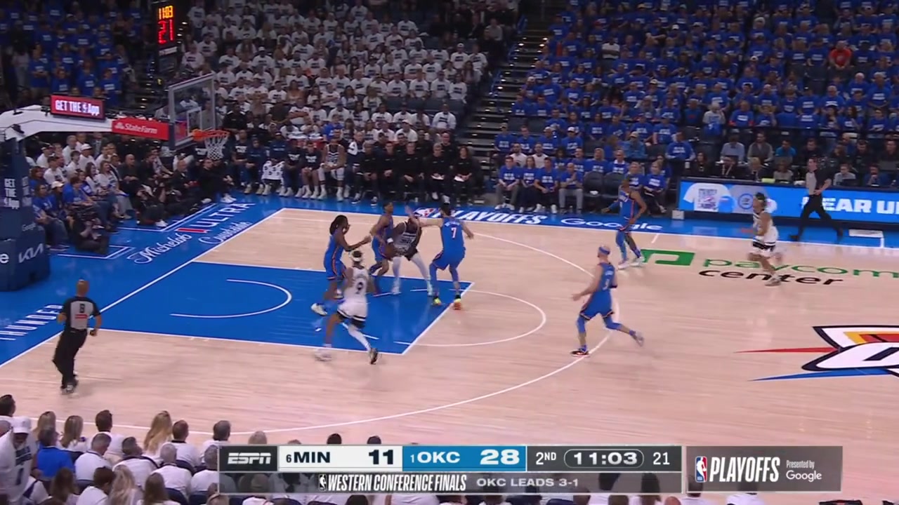 Alex Caruso perfectly reads Julius Randle's intention stealing the ball and gets fouled at the other end by Naz Reid with a replay He also does some push ups