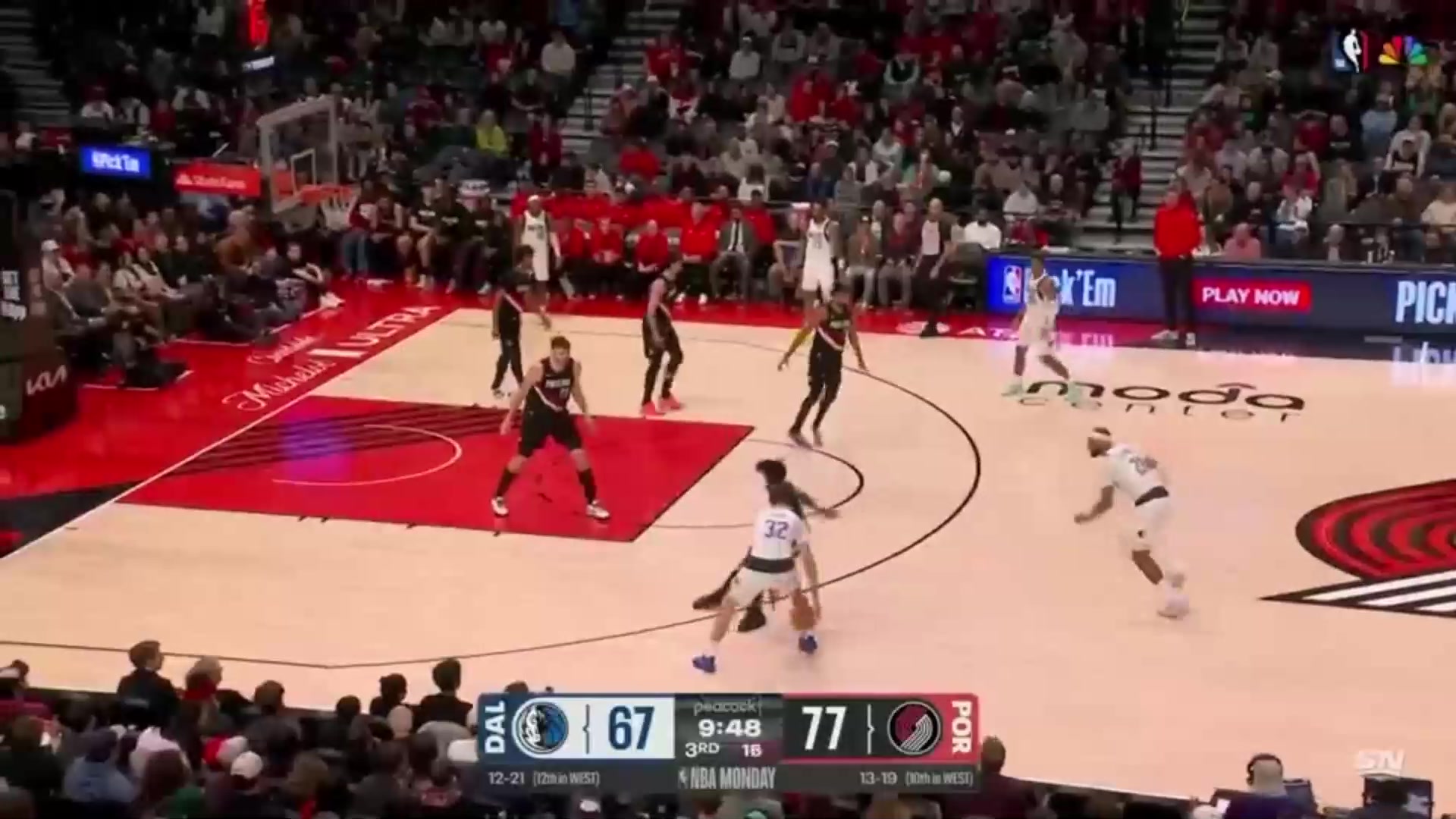 Clingan bounces the absolute piss out of Flagg's layup attempt