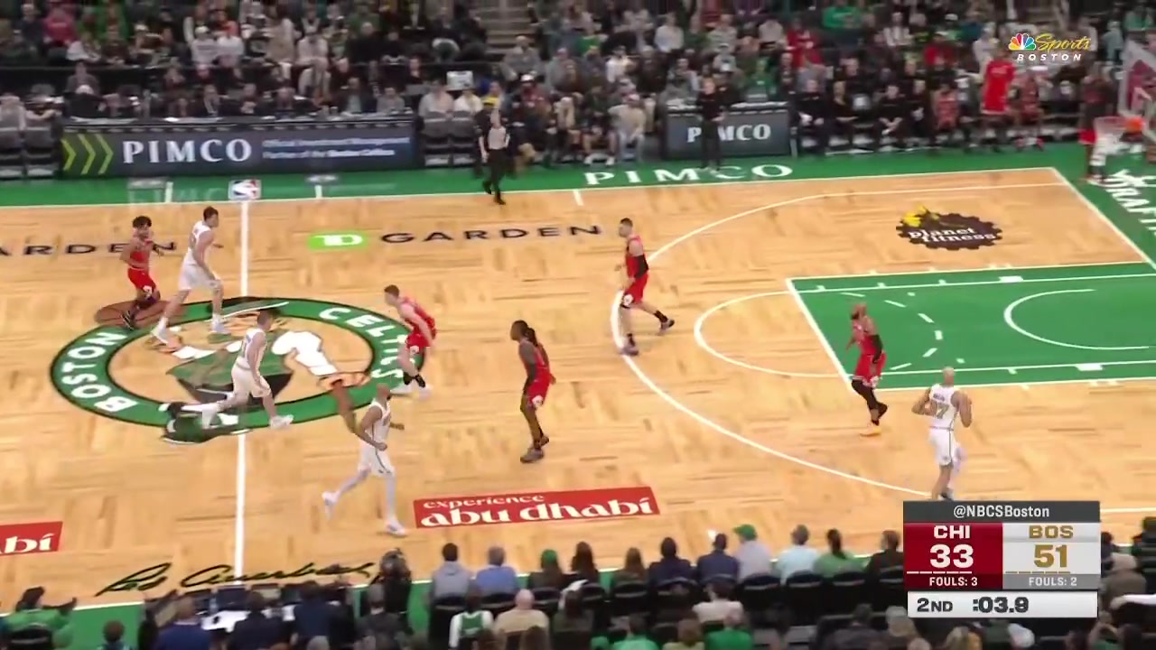Payton Pritchard does his signature buzzer beater over 3 Bulls players to end the first half