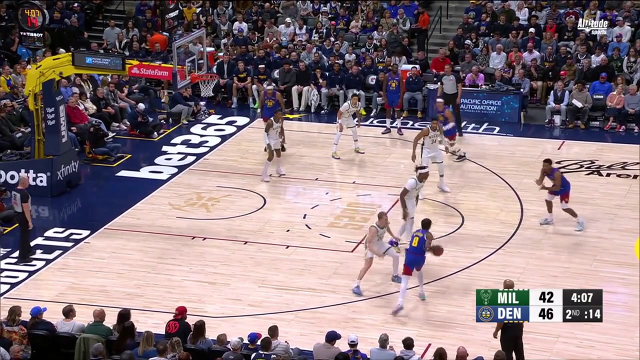 Jalen Pickett hits a step-back three then after a huge Zeke Nnaji block on Giannis Pickett scores again on the fast break for eight straight points