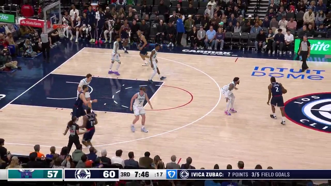 Kawhi Leonard toys with Hornets defenders for three possessions in 3rd quarter