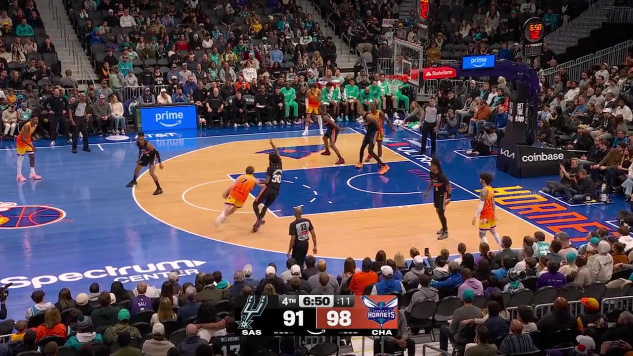 Kon Knueppel turns the corner on Julian Champagnie stops on a dime and nails the fadeaway mid-range jumper