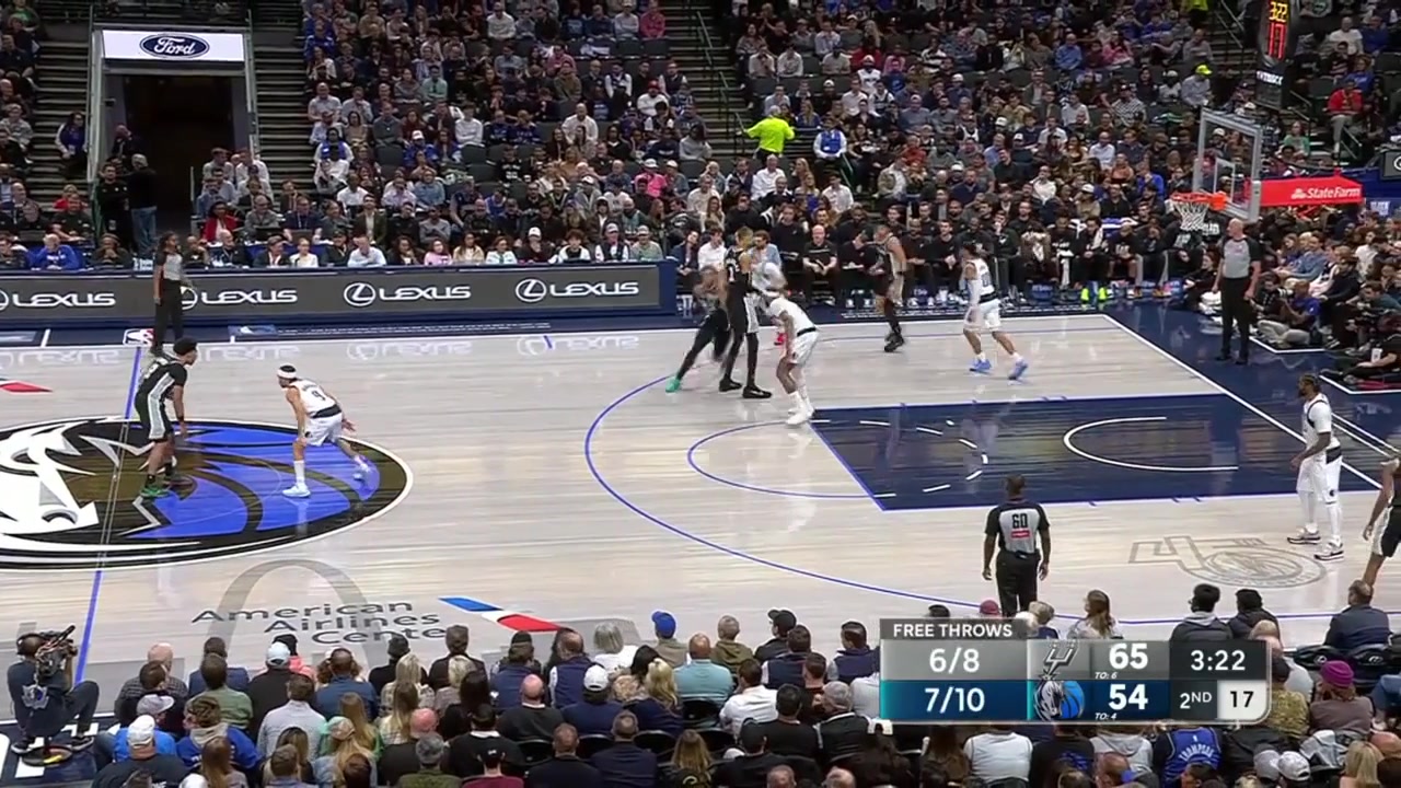 Wemby finishes the give and go with an oop
