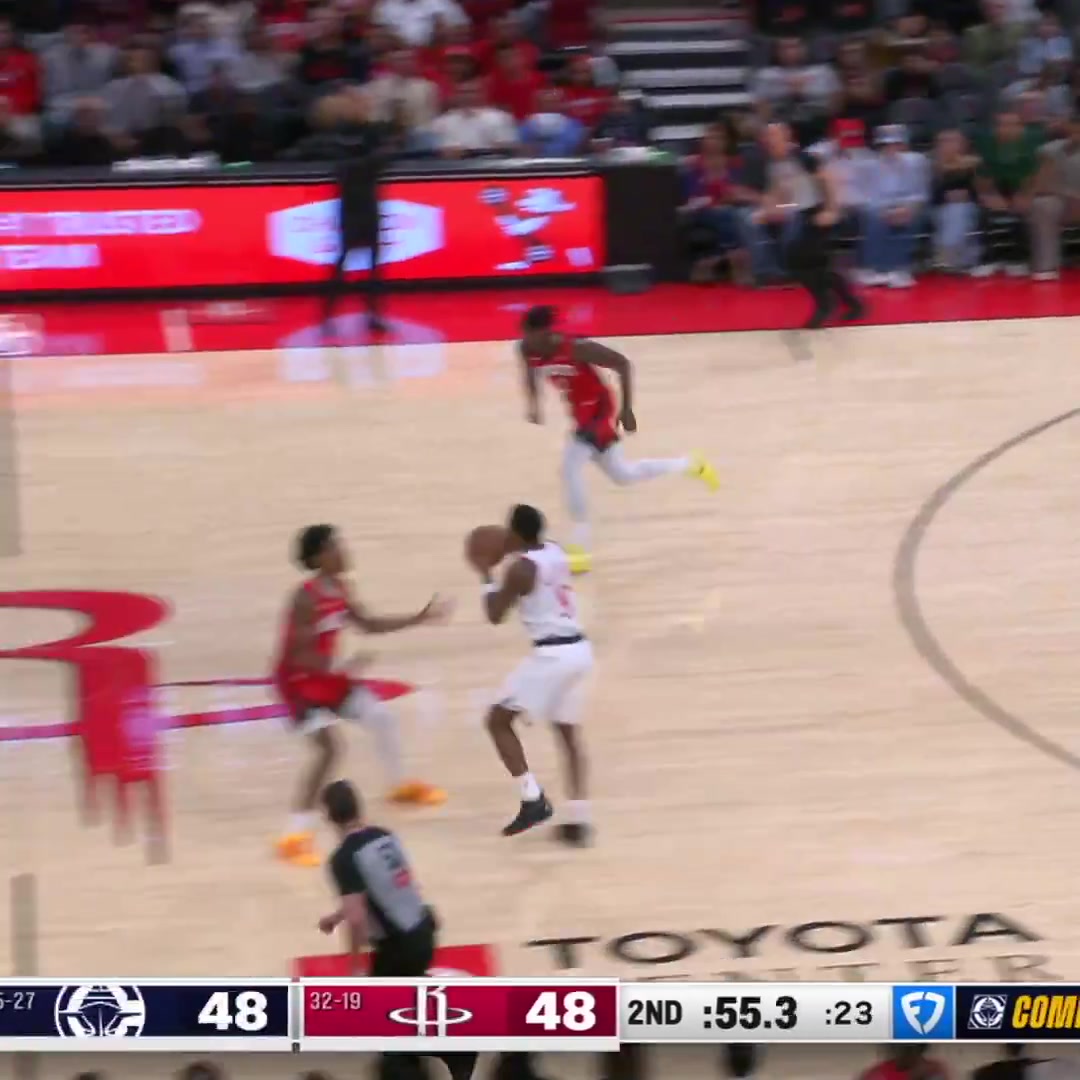 Bennedict Mathurin throws the ball in mid-air to Kobe Sanders in transition