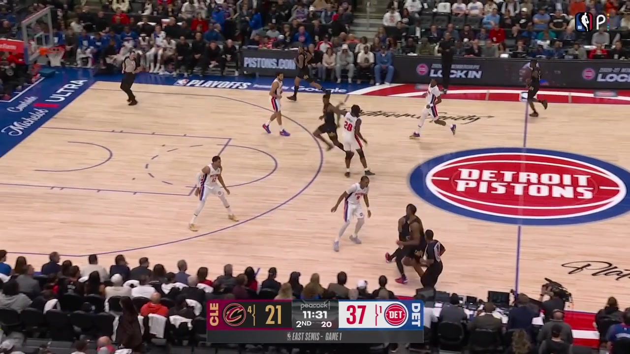 Donovan Mitchell crosses Javonte Green and hits the floater with replays