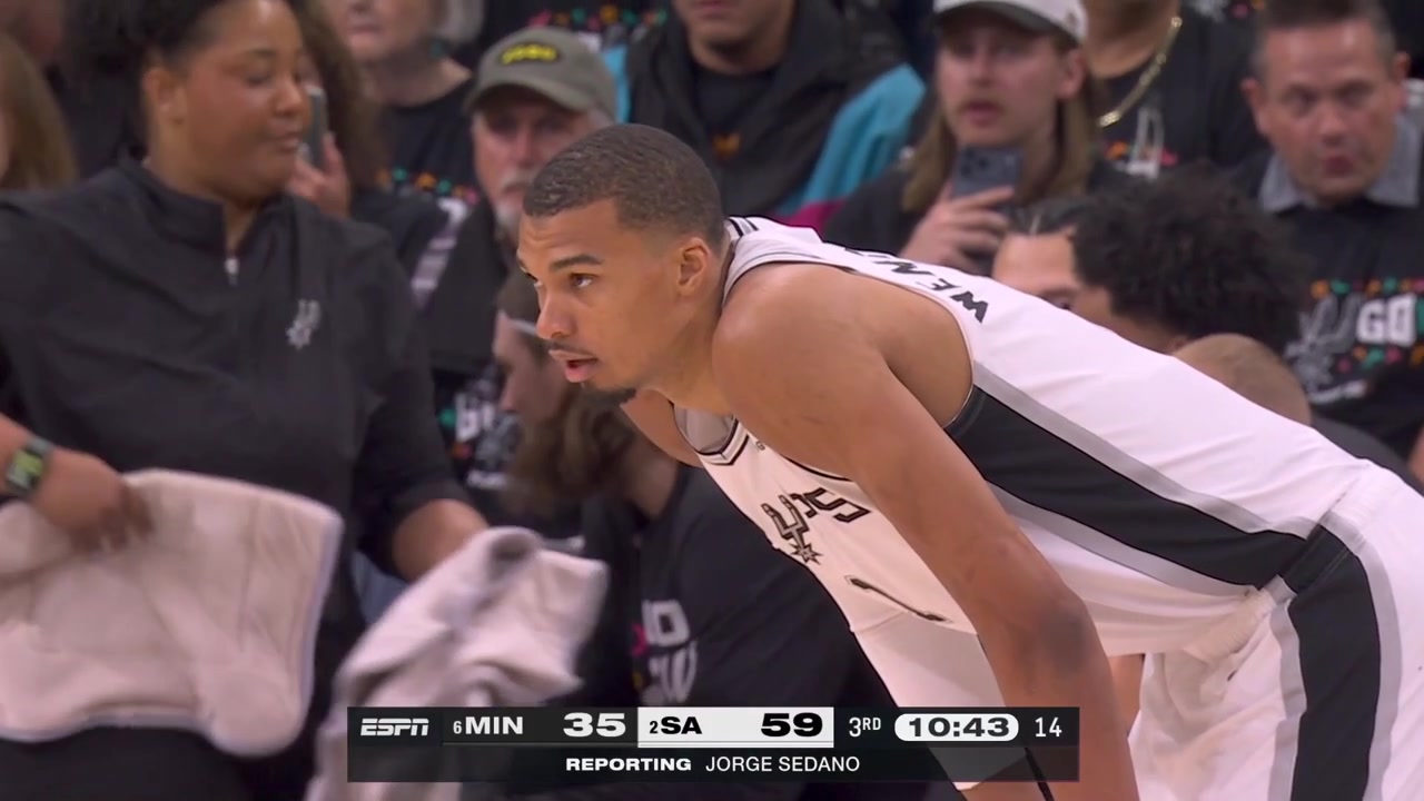 Stephon Castle with the spin move and the layup between Rudy Gobert and Julius Randle