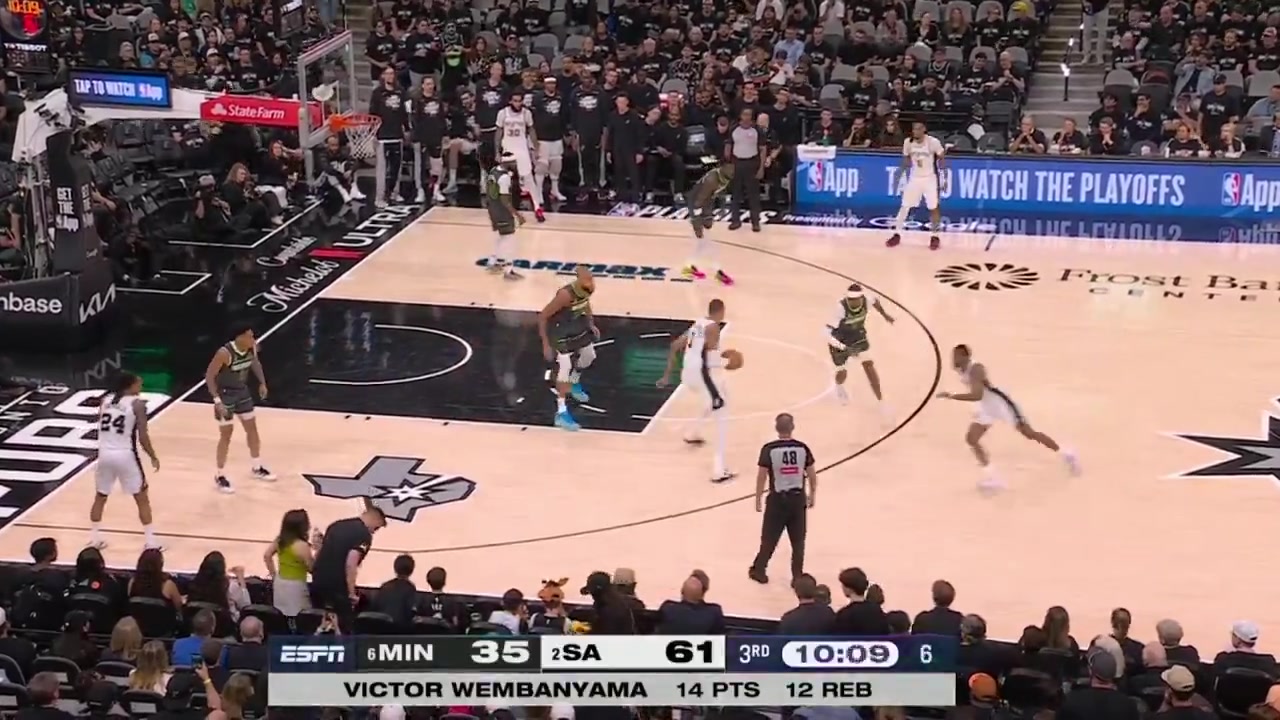 Julian Champagnie alley-oops a three-pointer to Devin Vassell