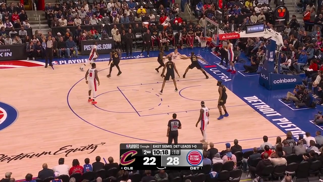 Jalen Duren drives from the perimeter spins and scores the layupCaris LeVert hits a 3-pointer