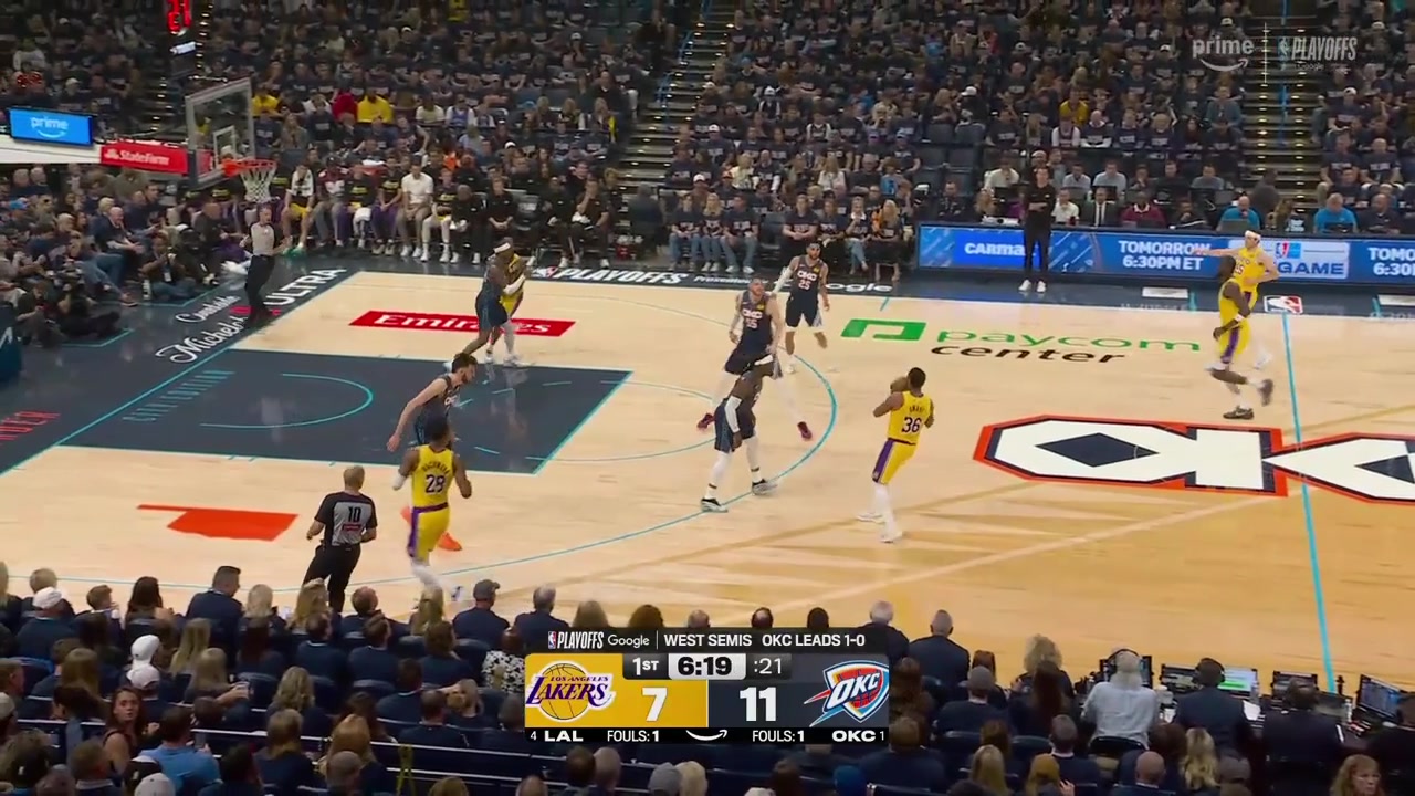 Isaiah Hartenstein rejects LeBron on the oop