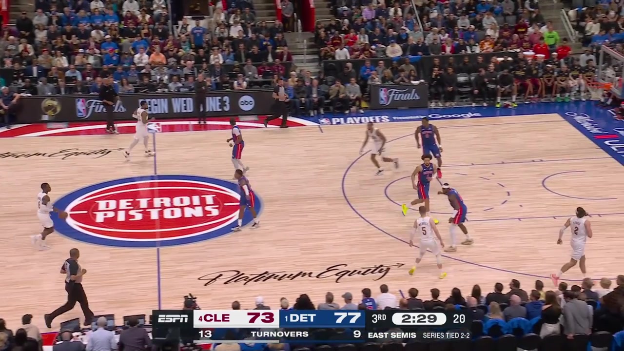 Max Strus hits his 5th triple of the night to give him 17 points with a replay He is now 57 from 3