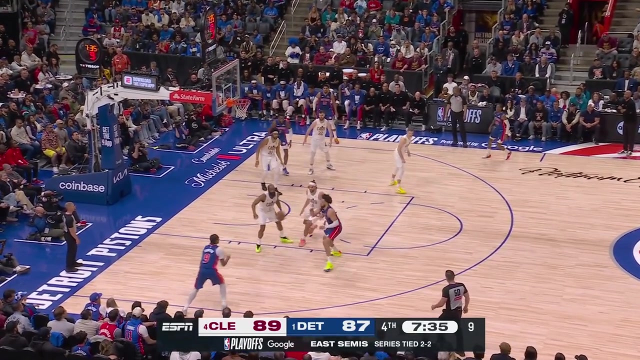 Paul Reed grabs the offensive rebound and dunks it to tie the game