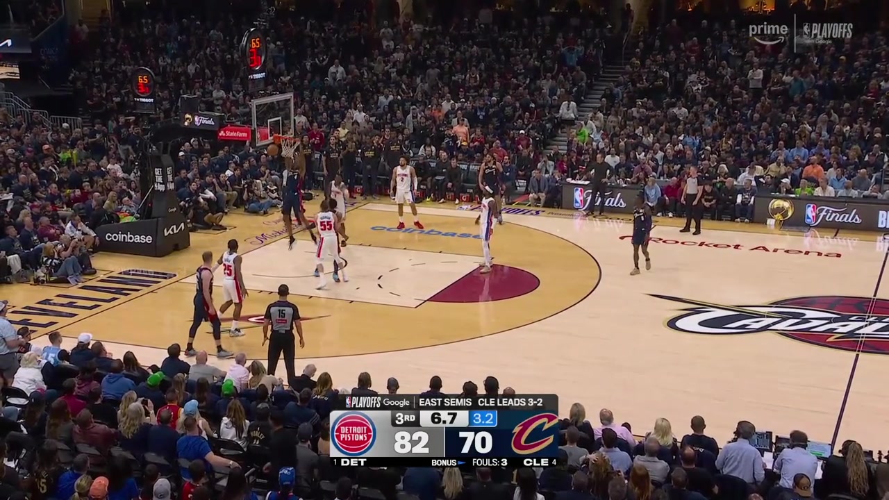 Marcus Sasser ends the 3rd quarter by giving Detroit a 14-point lead