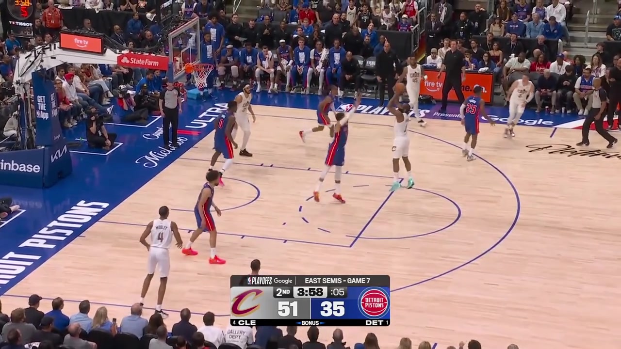 Jarrett Allen forces a jump ball with Jalen Duren while taking him out of bounds with replaysAllen wins the jump ball and sends it out of bounds