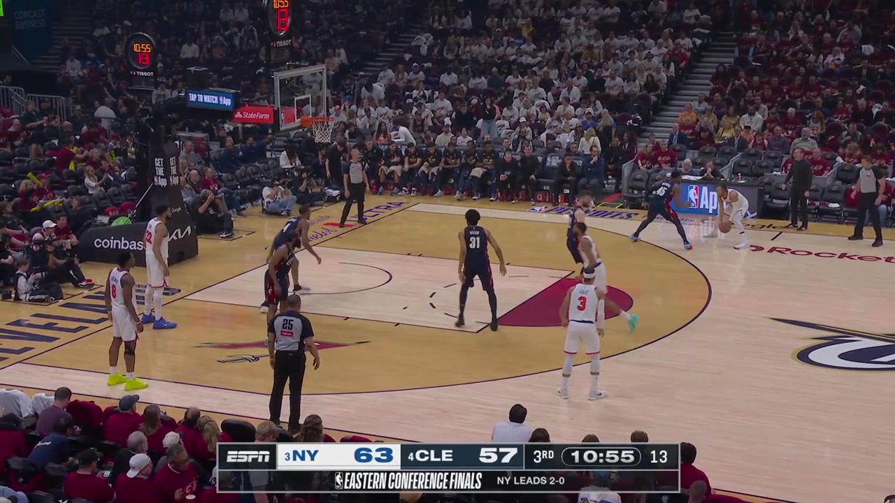Jalen Brunson hits the step back jumper over Donovan Mitchell to give him 11 points