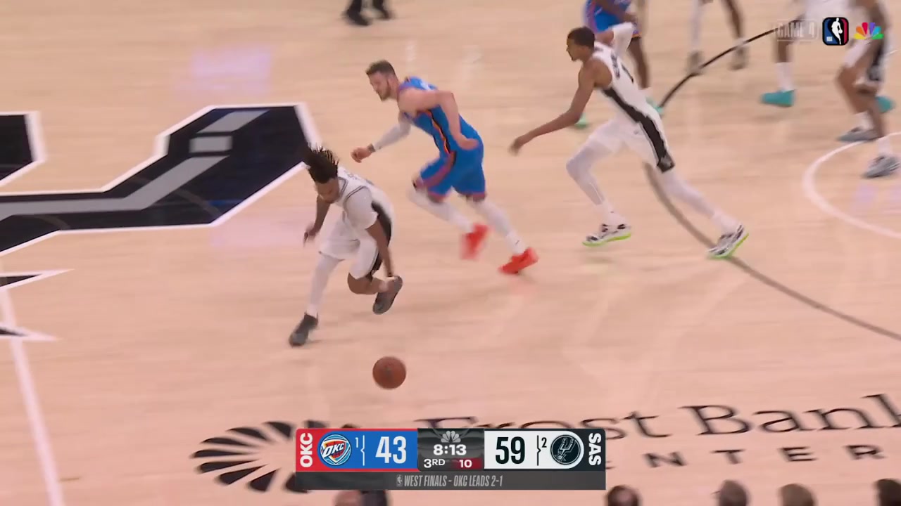 Wemby with the thunderous dunk after a Stephon Castle steal