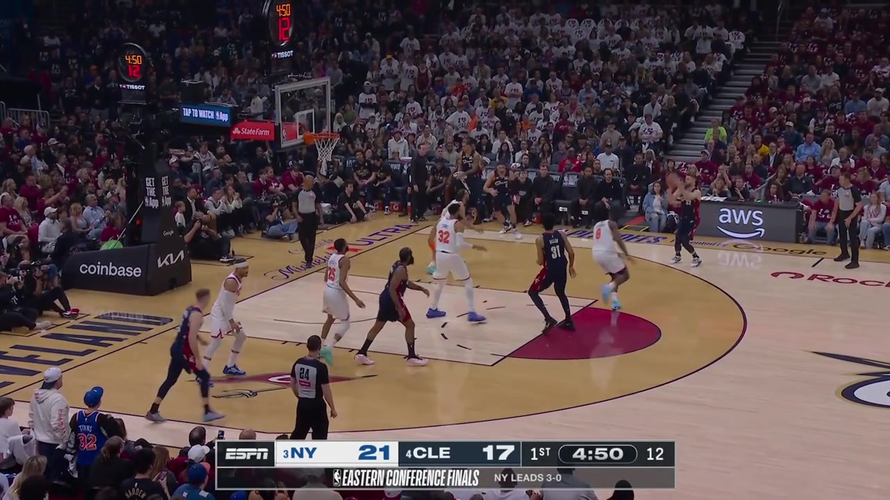 OG Anunoby receives the fastbreak pass from Josh Hart pump fakes and dunks it over Max Strus with a replay