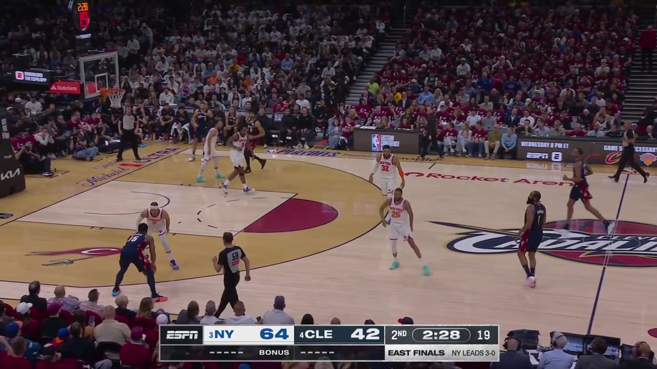 Donovan Mitchell hits a 3-pointer to cut the Knicks' lead to 19