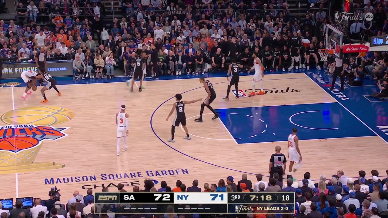 OG Anunoby hits the long step back jumper over Devin Vassell to give him 21 points in the game