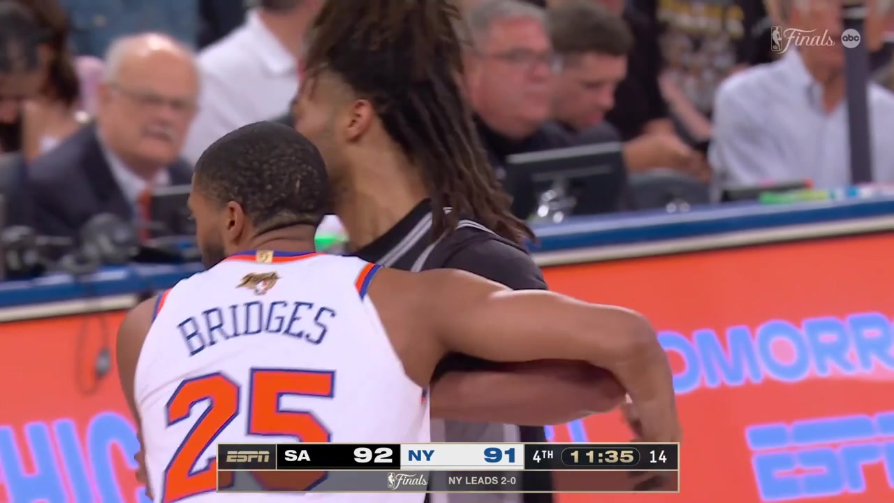 Stephon Castle lobs it up high for Victor Wembanyama for the alley-oop dunk with replays