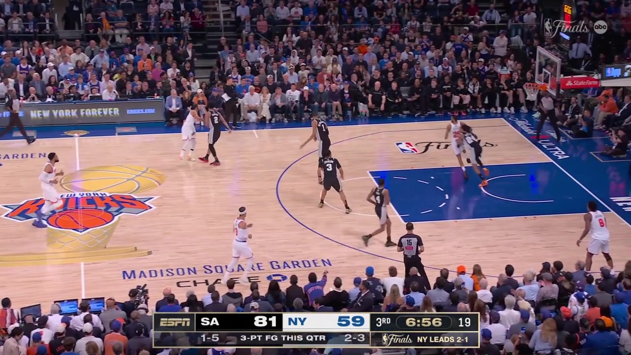 OG Anunoby hits the corner 3 over Victor Wembanyama to give him 22 points cutting the Spurs' lead to 19The Knicks are on a 10-0 run in the last 3 minutes