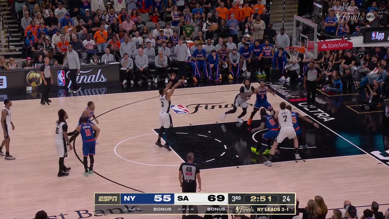 Ariel Hukporti with a great block on Luke Kornet alley-oop attempt with replays