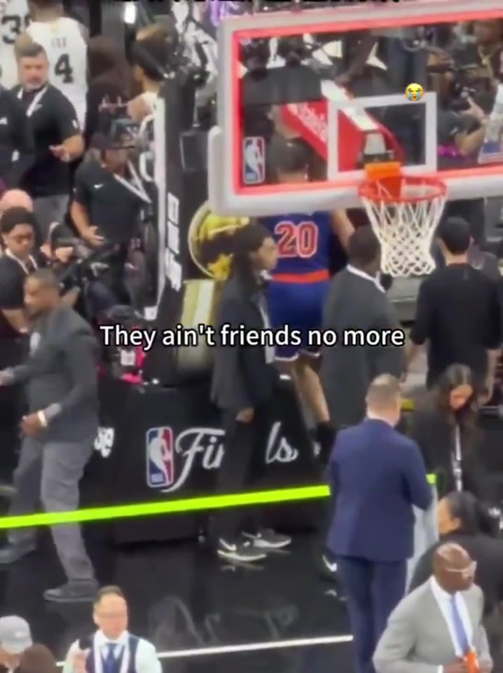 Jeremy Sochan tried to dap up the Spurs