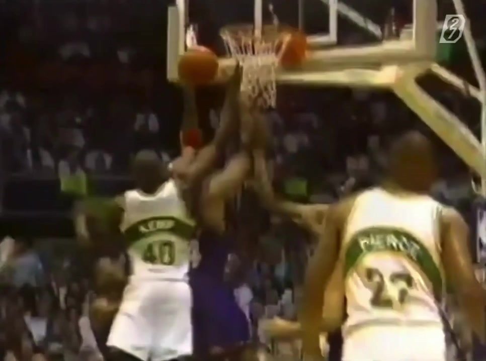 Charles Barkley shooting at the refs and no technical foul was called
