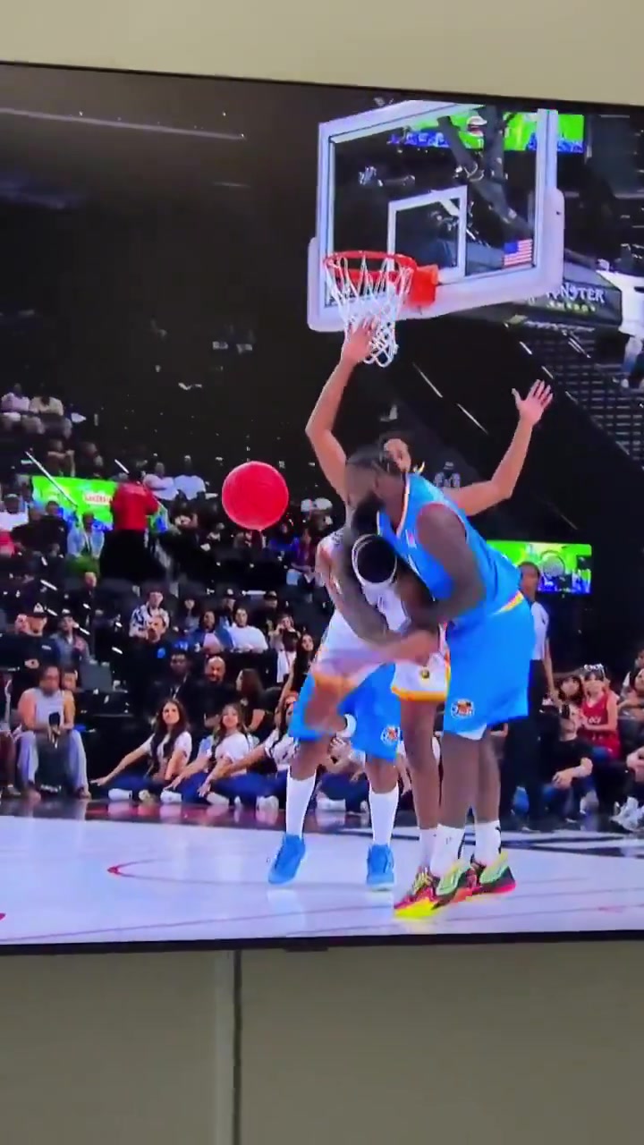 Lance Stephenson just started throwing punches at everybody and the refs had to call the game before this Michael Beasley and Dwight Howard got ejected All of this is on the first day of The Big 3 season