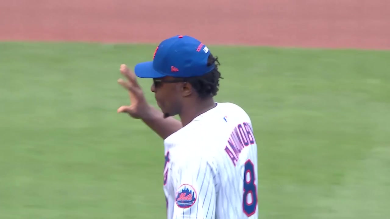 NBA Champion OG Anunoby throws out the first pitch at the Mets game