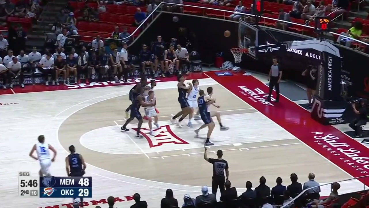 Cameron Boozer with the putback tip in and the fastbreak layup later on 11 Points for Boozer in the 1st half