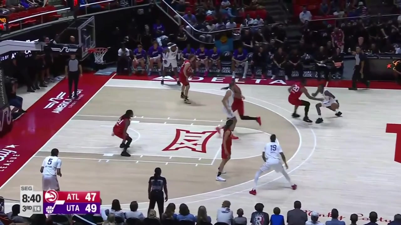 Darryn Peterson splashes the step back 3-pointer then rattles in another 3 and then a fastbreak dunk as Ace Bailey got injured did not return after it