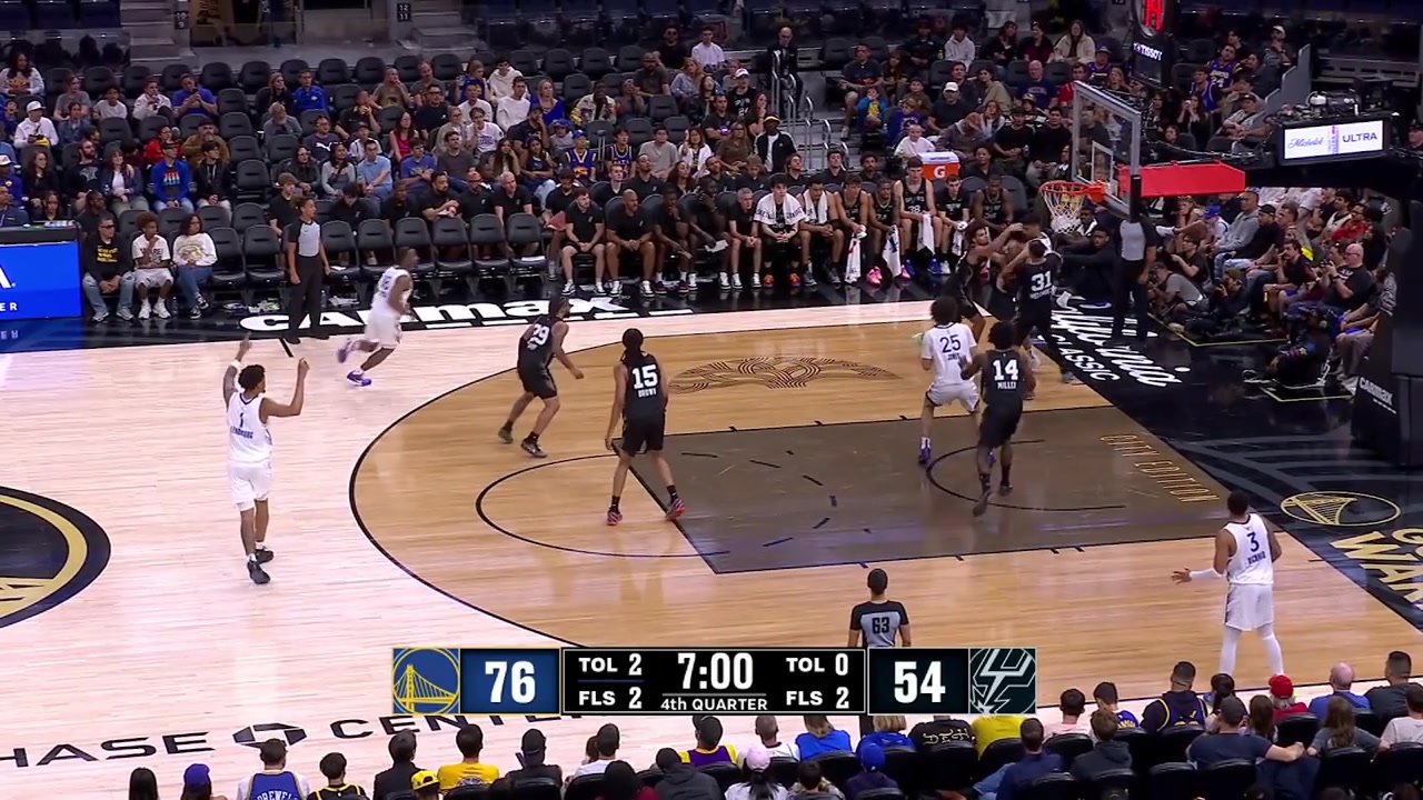 Yaxel Lendeborg hits another catch and shoot three after the ball is tapped to him