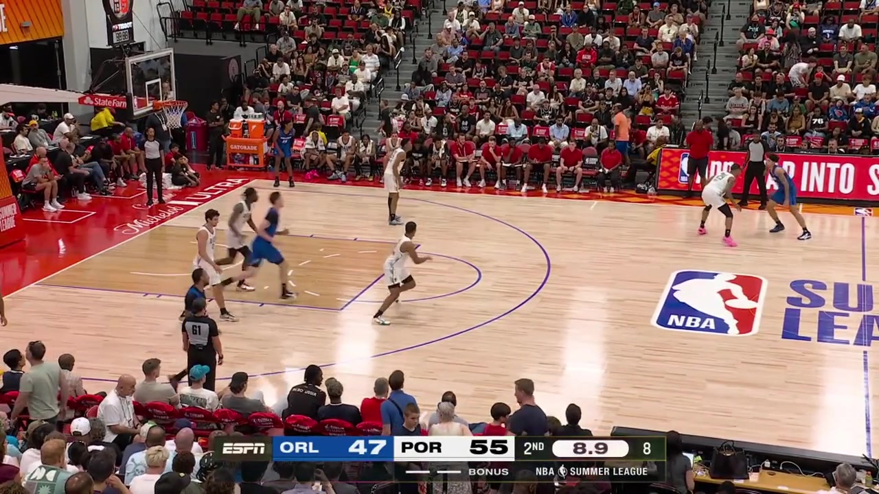 Lester Quinones banks in the buzzer-beater 3-pointer to end the 1st half with replays