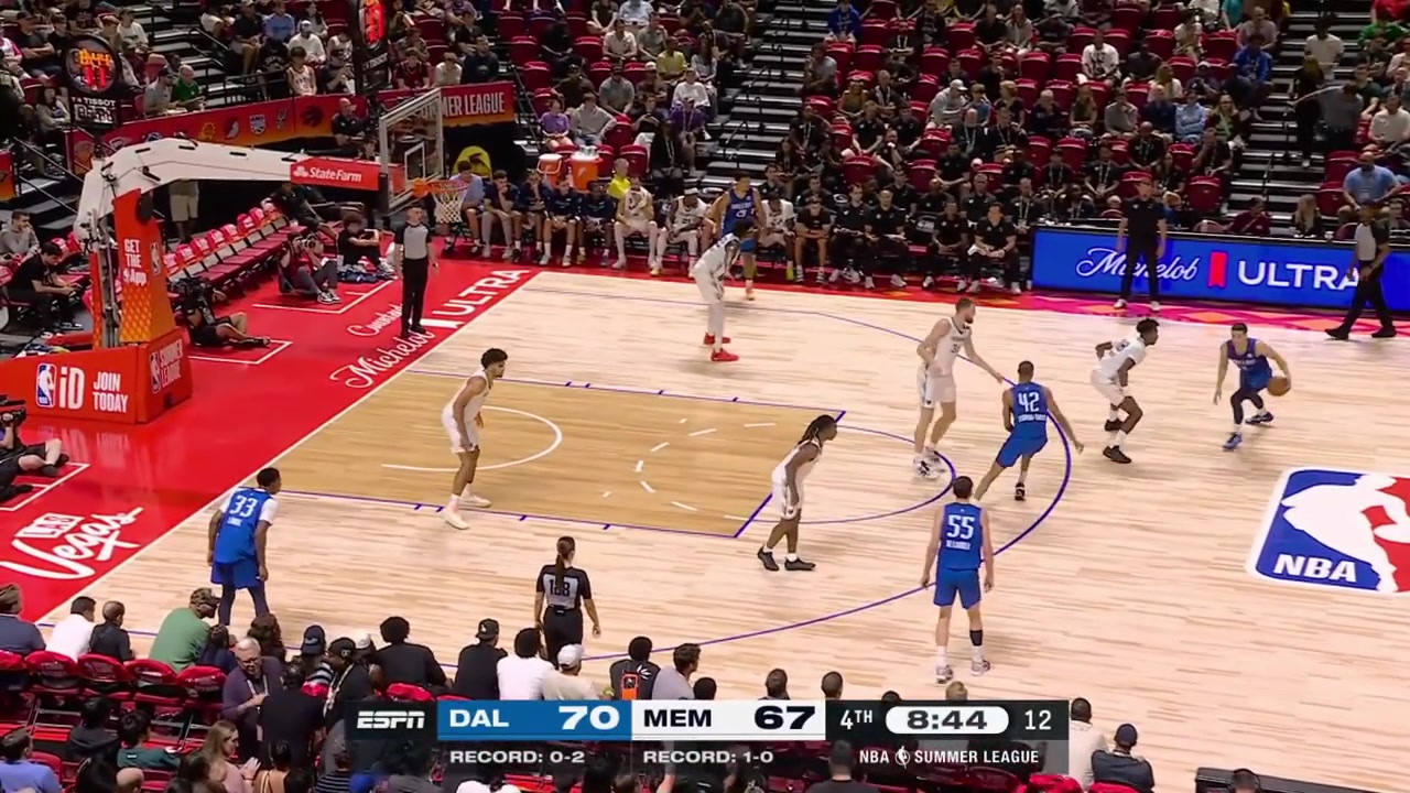 Jaden Springer with the strong layup finish splits the defense in mid-air and scores despite being bodied with replays