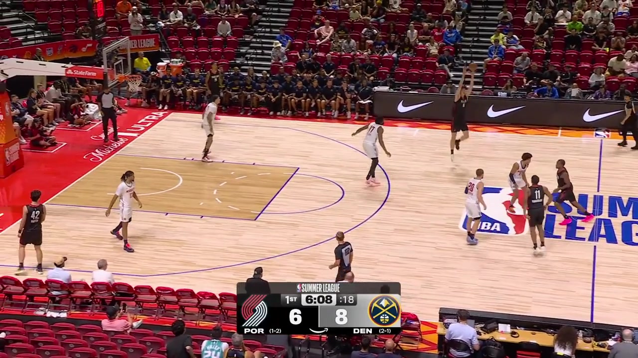 Trevon Brazile blocks Yang Hansen's dunk attempt and Erik Stevenson finds Mark Sears for the 3-pointer at the other end