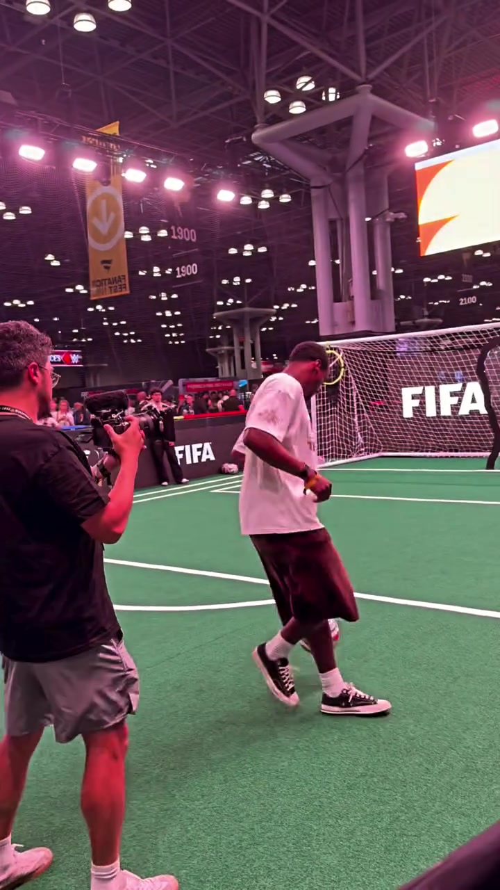 Bronny James top bins at Fanatics Fest