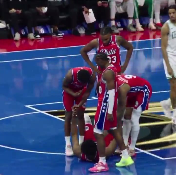 VJ Edgecombe with a unique concussion test after Embiid goes down