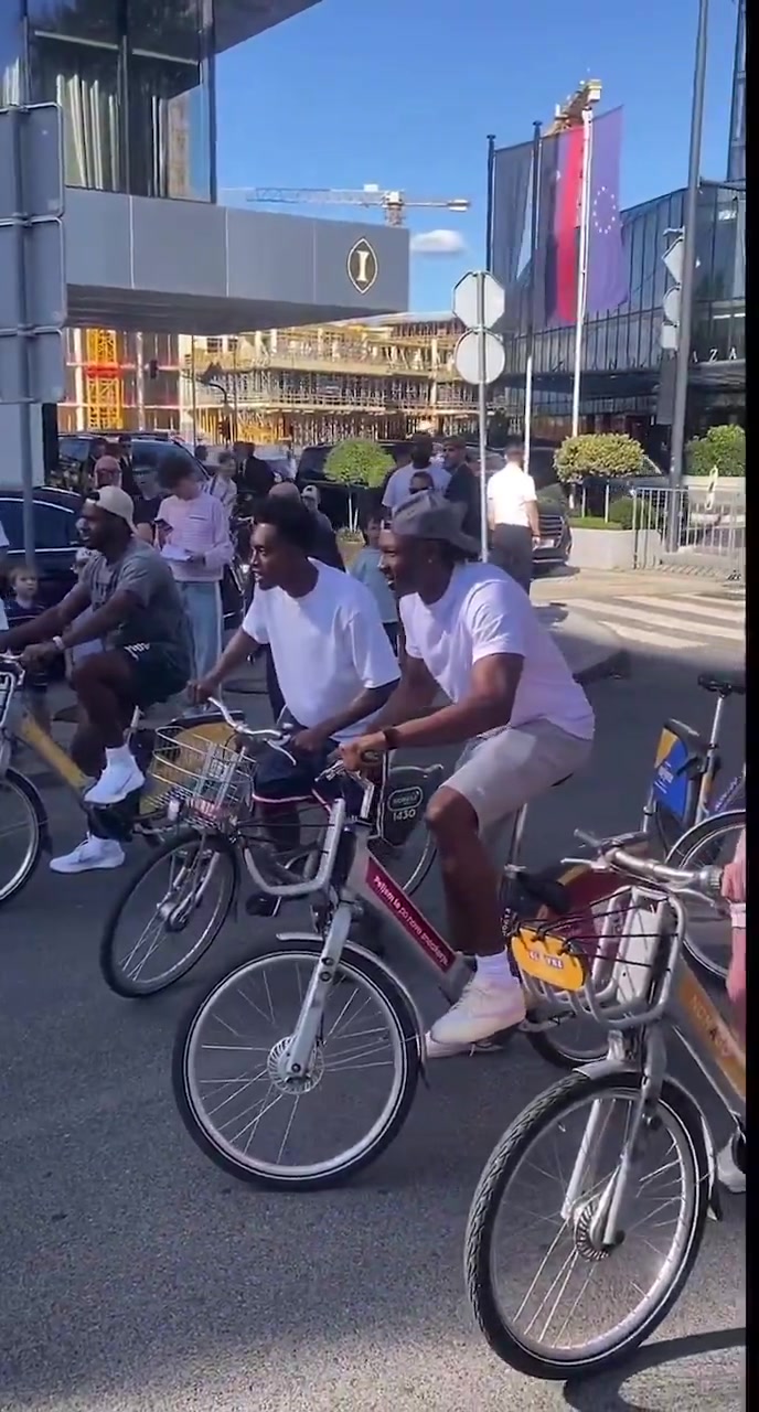 Lakers players have a bicycle race