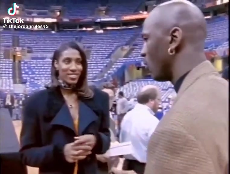 Michael Jordan coaching up Lisa Leslie