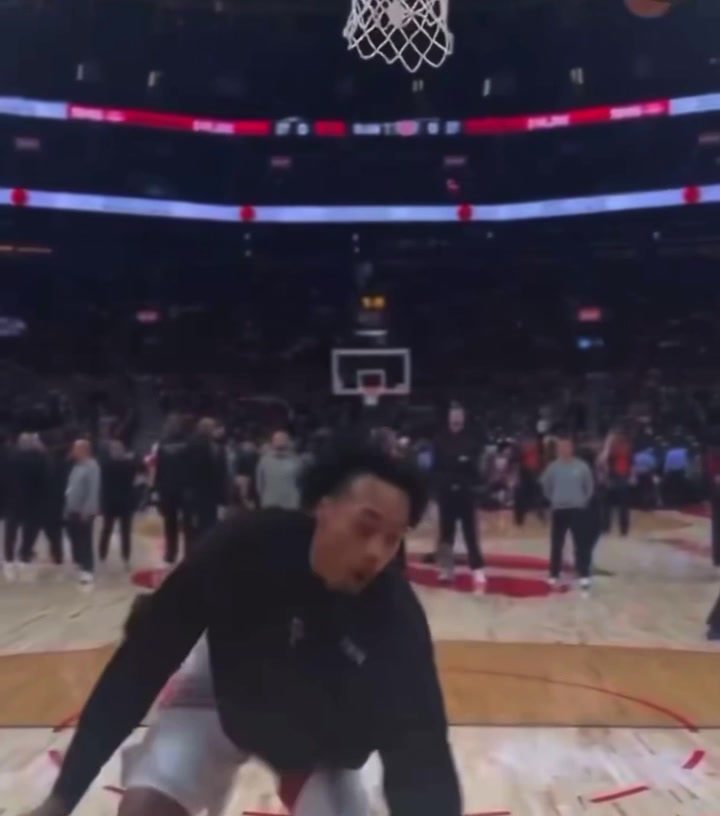 Scottie Barnes pants fall down during a pre-game 360 dunk - NBAclips