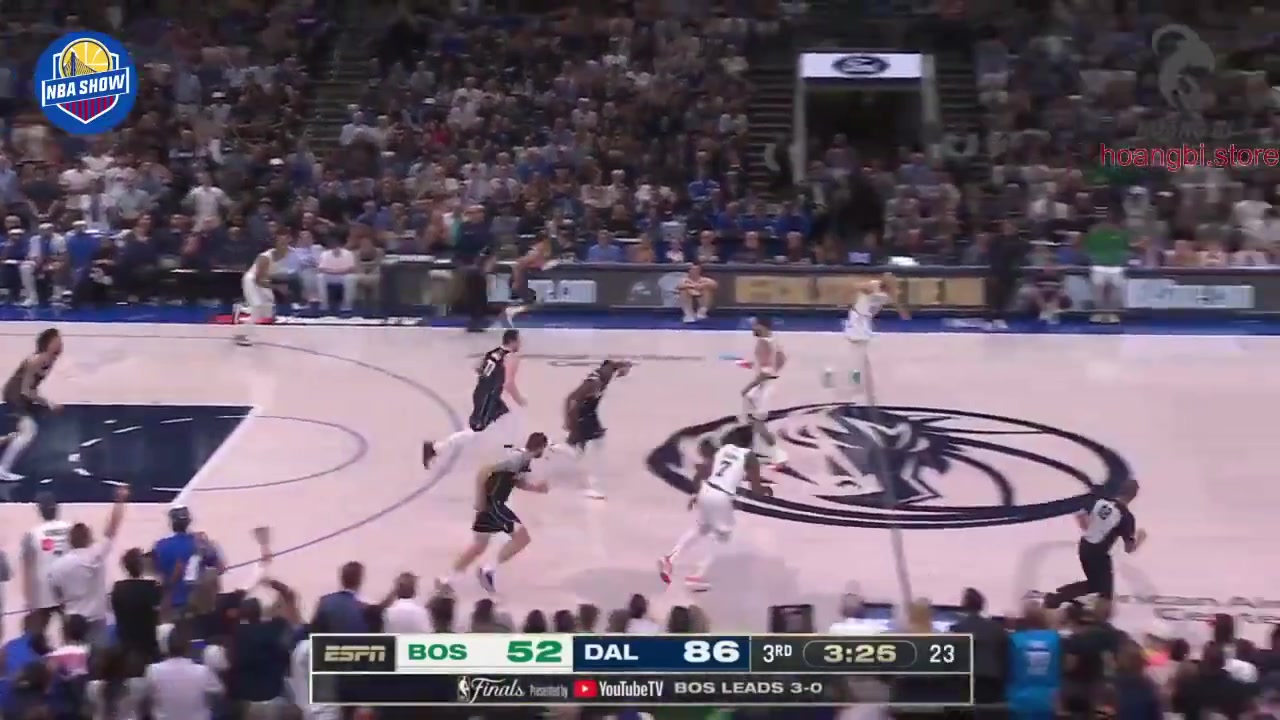 Even up by 36 Kyrie yells at Kleber to push the pace allowing him to set up Lively with a beautiful pass