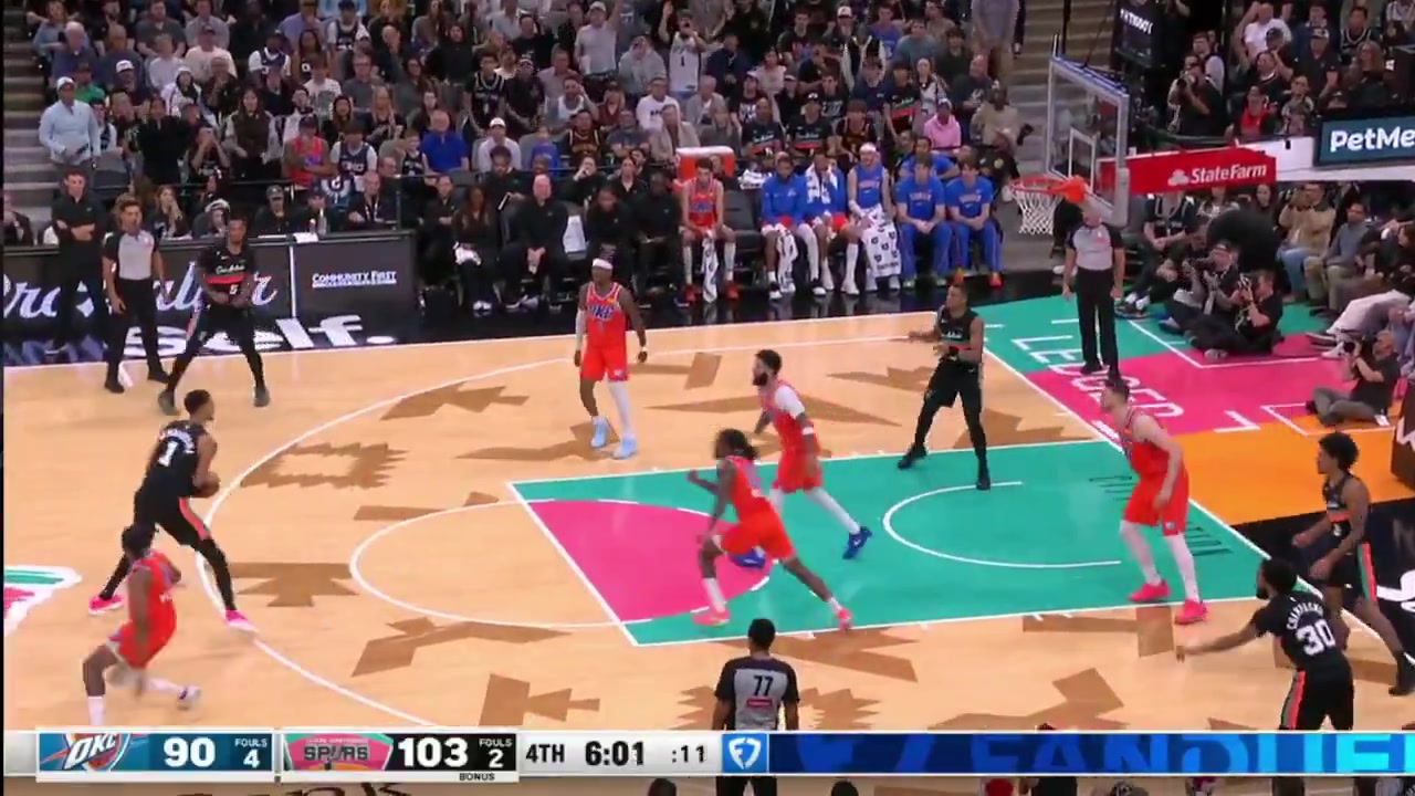 Wemby with a fake and gets open for a 3 but decides to pass it to Keldon Johnson for an easy layup