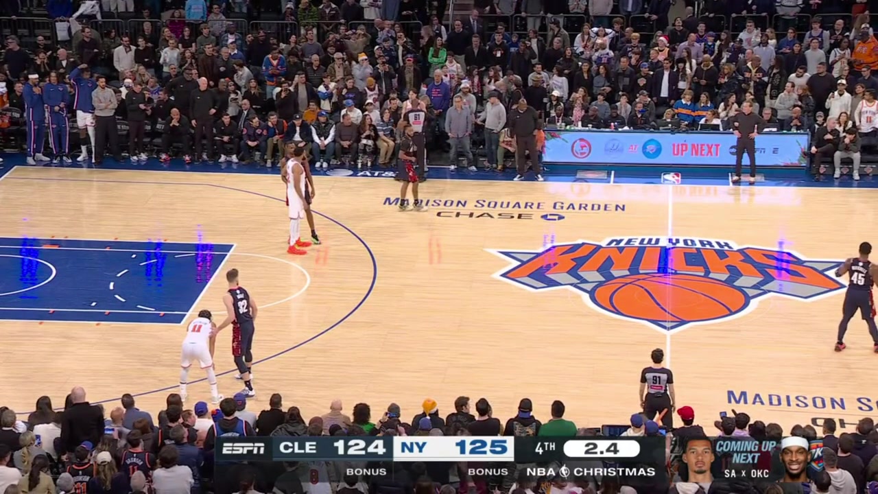Tyler Kolek signals Karl-Anthony Towns with his head where to move KAT splits the free throws and Donovan Mitchell misses the potential full court game-winner - Knicks win