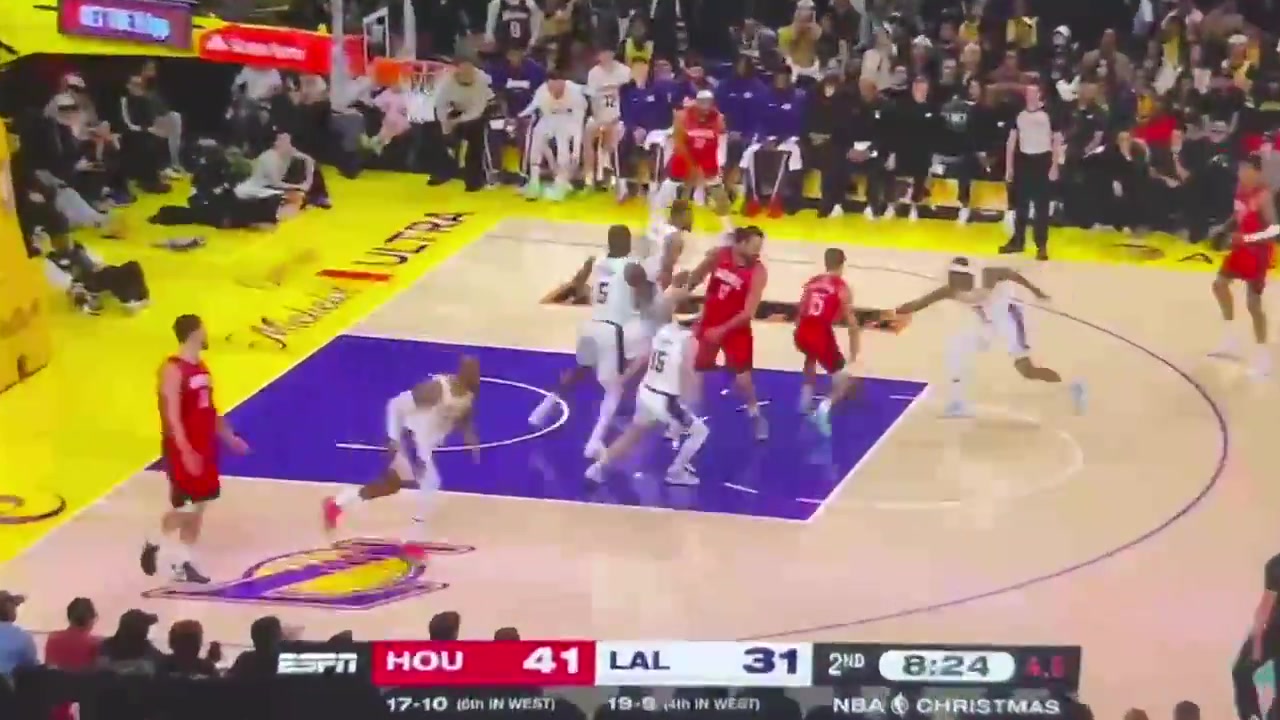 LeBron Leaking Out for Transition Points leads to a easy 2