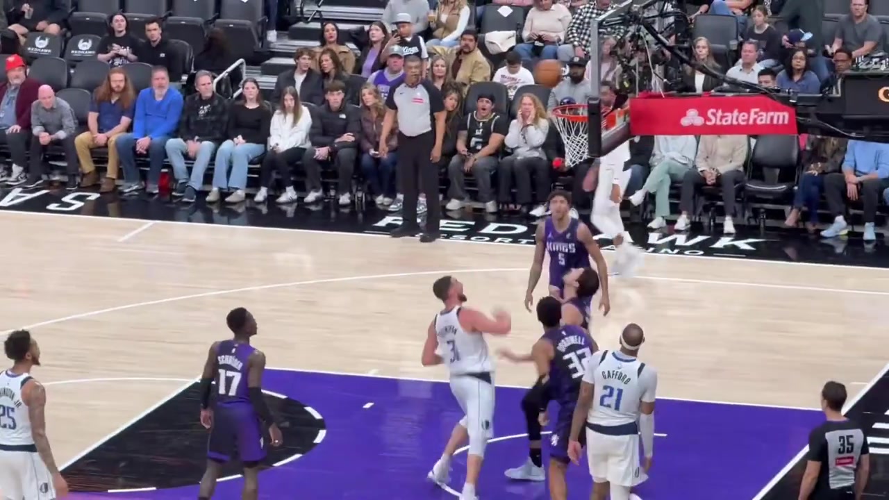 Malik Monk finishes at the rim to extend the Kings lead to 43-31 over the Mavericks with 806 left before halftime