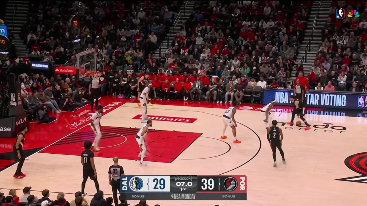 Caleb Love beats the 1st quarter buzzer to cap off the Blazers' 42-point start
